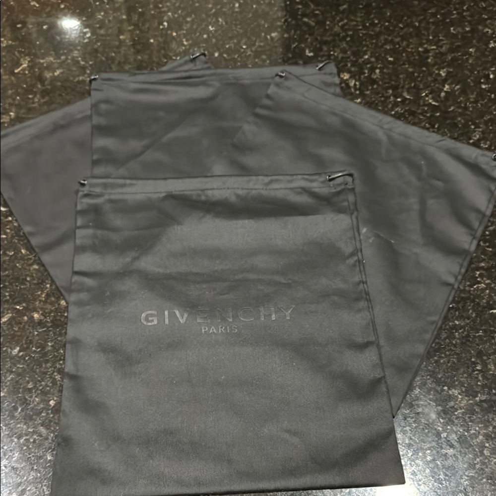 4 Givenchy garment/ dust bag.
Each is 13x15.
Price is for all 4.